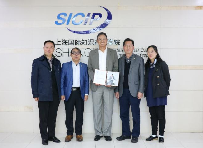 北京康信知识产权代理有限责任公司执行合伙人余刚先生与同济大学上海国际知识产权学院教职工合影